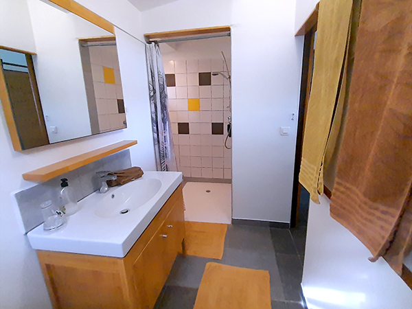 Appartement à louer à Moorea fare arana appartement salle de bain