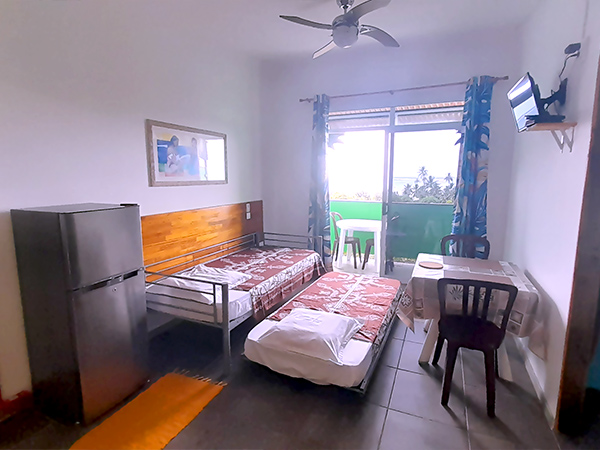 Appartement à louer à Moorea fare arana appartement salon avec lits